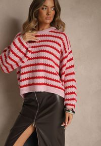 Renee - Różowo-Czerwony Oversizowy Sweter w Paski z Dzianiny z Wełną i Wiskozą Aventole. Okazja: na co dzień. Kolor: różowy. Materiał: wełna, wiskoza, dzianina. Wzór: paski. Styl: klasyczny, casual, elegancki #3
