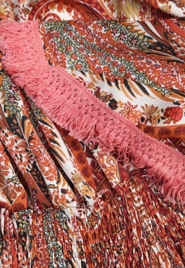 Renee - Czerwona Rozkloszowana Sukienka w Print Paisley z Frędzelkami i Hiszpańskim Dekoltem Jotalle. Okazja: na imprezę. Kolor: czerwony. Długość rękawa: długi rękaw. Wzór: nadruk, paisley. Styl: elegancki, wizytowy