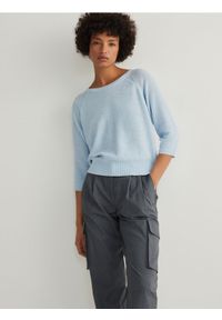 Reserved - Gładki sweter - jasnoniebieski. Kolor: niebieski. Materiał: dzianina. Wzór: gładki