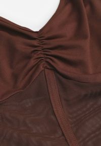 Renee - Brązowe Body Vices o Fasonie Longsleeve z Dekoltem w Kształcie V Asstre. Okazja: na randkę, na co dzień. Typ kołnierza: dekolt w kształcie V. Kolor: brązowy. Materiał: jeans, skóra. Długość rękawa: długi rękaw. Długość: długie. Styl: casual, klasyczny #5