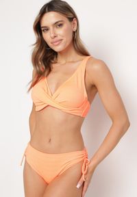 Born2be - Pomarańczowe Bikini Dwuczęściowe z Metalicznym Zapięciem i Figami ze Sznurkami Medaliana. Kolor: pomarańczowy. Wzór: aplikacja
