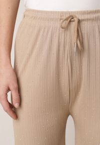 Born2be - Beżowe Szerokie Spodnie z Bawełną Zdobione Cyrkoniami Azilene. Okazja: na co dzień. Stan: podwyższony. Kolor: beżowy. Materiał: bawełna. Wzór: aplikacja. Styl: casual, klasyczny #5