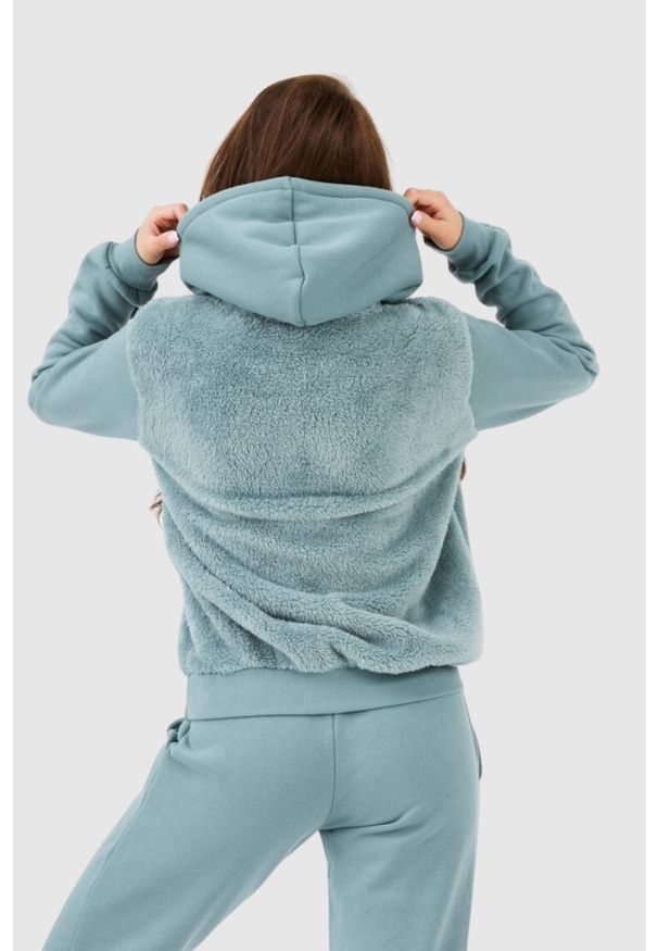 Emporio Armani - EMPORIO ARMANI Zielona pluszowa bluza damska. Kolor: zielony. Materiał: poliester. Wzór: aplikacja