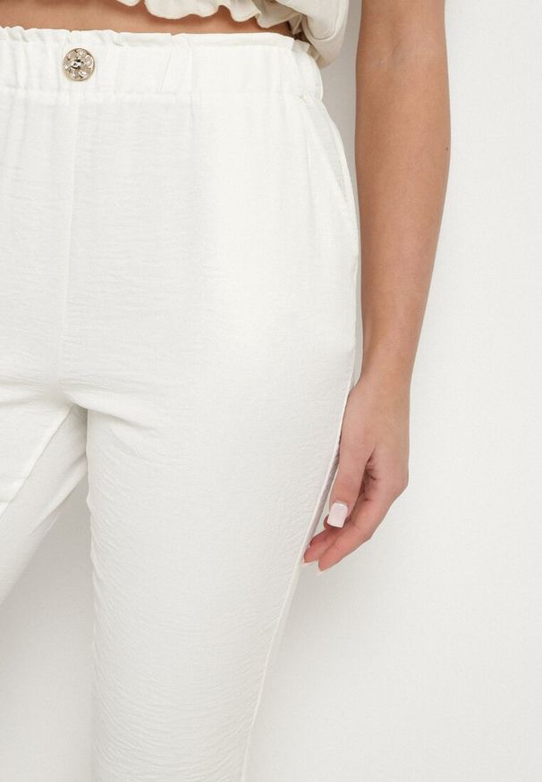 Born2be - Jasnobeżowe Spodnie Capri z Bawełną i Wysokim Stanem Galirosa. Okazja: na co dzień, na spacer. Stan: podwyższony. Kolor: beżowy. Materiał: bawełna. Styl: casual, elegancki