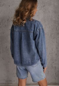 Renee - Niebieska Koszulowa Kurtka z Jeansu z Bawełny z Naszytymi Kieszeniami Giorriane. Okazja: na co dzień. Kolor: niebieski. Materiał: bawełna, jeans. Wzór: aplikacja. Styl: casual #7