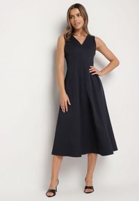 Born2be - Granatowa Sukienka o Rozkloszowanym Kroju z Dekoltem w Serek Alifia. Okazja: na spacer, na co dzień, na imprezę. Typ kołnierza: dekolt w serek. Kolor: niebieski. Długość rękawa: bez rękawów. Typ sukienki: rozkloszowane, proste. Styl: casual, klasyczny #1