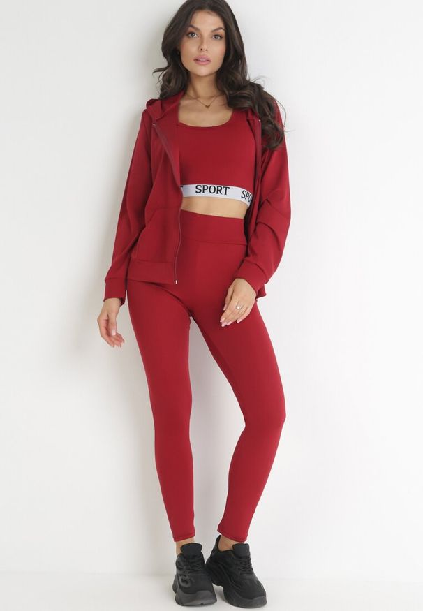 Born2be - Czerwony 3-częściowy Komplet Top Bluza z Kapturem i Legginsy z Gumką w Pasie Ophilline. Kolor: czerwony. Materiał: tkanina. Wzór: napisy