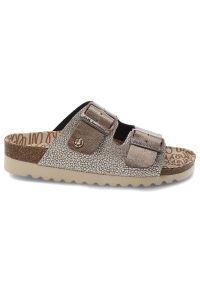 Brązowe Klapki Anekke Wygodne Obuwie Damskie. Okazja: na co dzień. Kolor: brązowy. Materiał: skóra. Wzór: napisy. Sezon: lato. Styl: casual #3