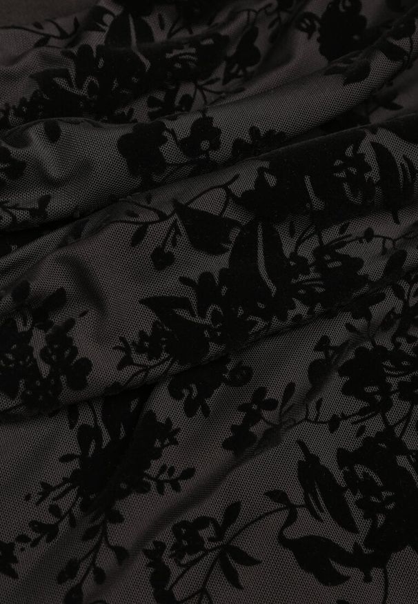 Born2be - Czarna Koktajlowa Sukienka VICES z Odkrytymi Ramionami i Welurowym Wzorem Drensyss. Kolor: czarny. Materiał: welur. Typ sukienki: z odkrytymi ramionami. Styl: wizytowy