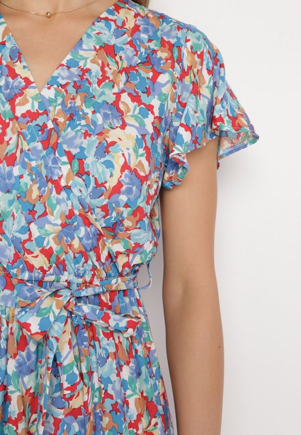 Born2be - Niebiesko-Czerwona Sukienka Midi z Wiskozowej Tkaniny w Kwiaty Relas. Typ kołnierza: dekolt kopertowy. Kolor: niebieski. Materiał: wiskoza, tkanina. Długość rękawa: krótki rękaw. Wzór: kwiaty. Typ sukienki: kopertowe. Styl: wakacyjny. Długość: midi