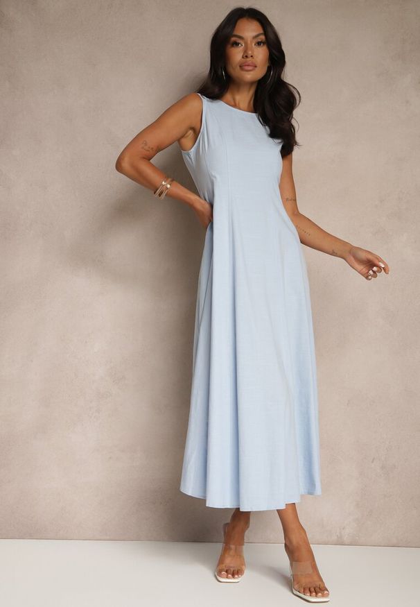 Renee - Niebieska Sukienka Rozkloszowana z Wiskozą Bawełną i Rozcięciem na Nogę Saravisse. Okazja: na co dzień. Kolor: niebieski. Materiał: bawełna, wiskoza. Typ sukienki: rozkloszowane, proste. Styl: klasyczny, casual