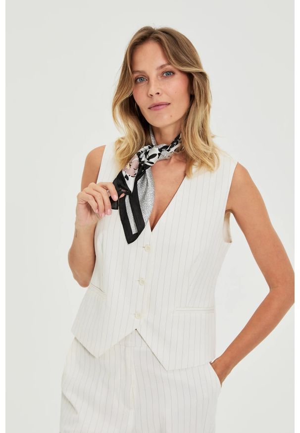 MOODO - Kamizelka w delikatne paski biała. Kolor: biały. Materiał: poliester, wiskoza, elastan. Wzór: paski