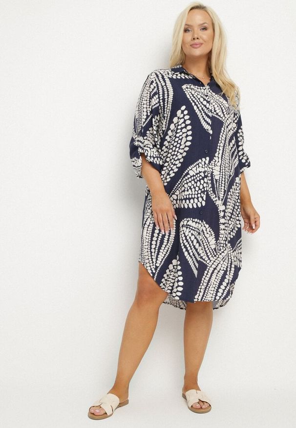 Born2be - Granatowa Sukienka Koszulowa z Wiskozą o Pudełkowym Kroju Redenira. Okazja: na co dzień. Typ kołnierza: kołnierzyk klasyczny. Kolekcja: plus size. Kolor: niebieski. Materiał: wiskoza. Typ sukienki: koszulowe. Styl: klasyczny, casual