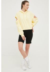 Adidas - adidas bluza damska kolor żółty z kapturem gładka. Typ kołnierza: kaptur. Kolor: żółty. Materiał: bawełna. Długość rękawa: długi rękaw. Długość: długie. Wzór: gładki