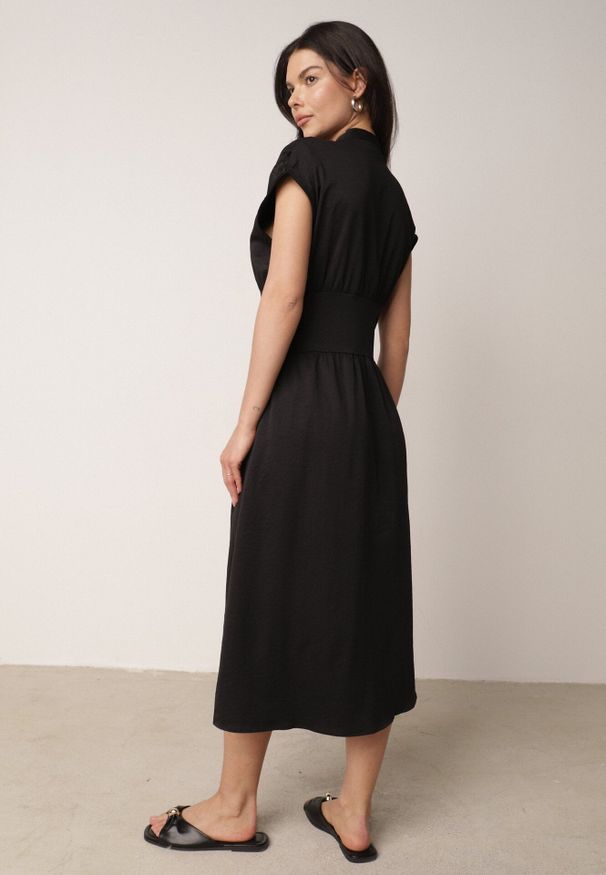 Born2be - Czarna Sukienka Koszulowa z Modelującym Przeszyciem ze Sprzączkami w Talii Puresa. Okazja: do pracy, na co dzień, na spotkanie biznesowe. Kolor: czarny. Typ sukienki: koszulowe. Styl: biznesowy, casual