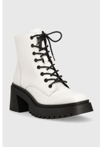 Steve Madden botki skórzane Freeport damskie kolor biały na słupku. Zapięcie: sznurówki. Kolor: biały. Materiał: skóra. Obcas: na słupku. Wysokość obcasa: średni #3