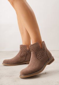 Renee - Jasnobrązowe Ażurowe Botki na Płaskiej Podeszwie ze Skórzaną Wkładką Terilara. Okazja: na co dzień. Kolor: brązowy. Materiał: skóra. Wzór: ażurowy. Obcas: na płaskiej podeszwie. Styl: casual #1