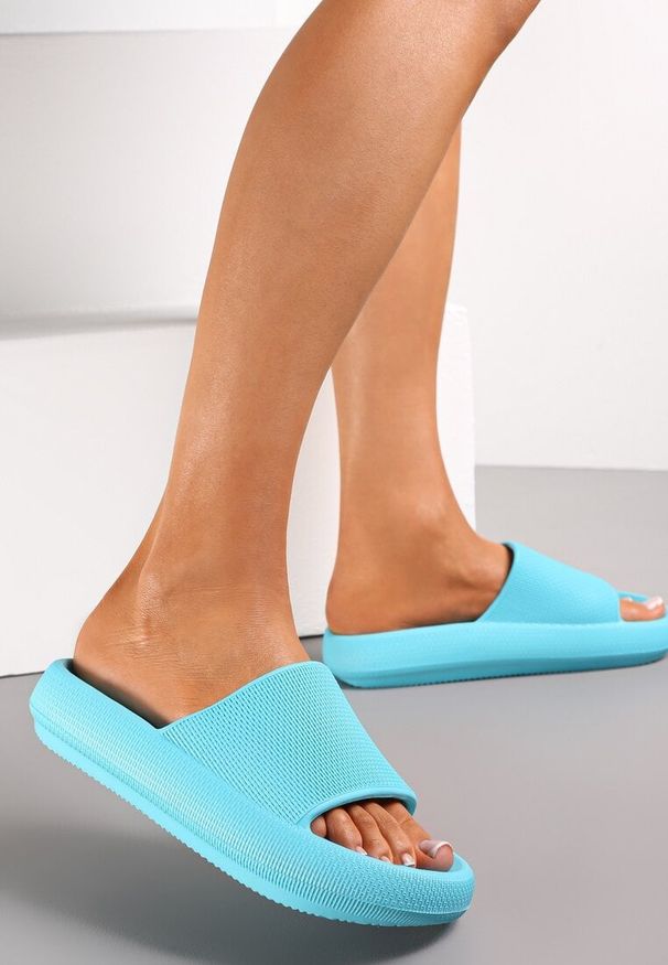 Born2be - Niebieskie Klapki z Pianki o Minimalistycznym Designie Kaseis. Okazja: na plażę, na co dzień. Kolor: niebieski. Sezon: lato. Styl: sportowy, casual