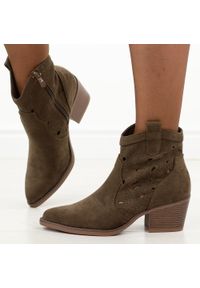 eVento - Czekoladowe ażurowe botki damskie, kowbojki Evento 9452. Okazja: na co dzień. Kolor: brązowy. Szerokość cholewki: normalna. Wzór: ażurowy. Materiał: zamsz. Sezon: jesień, wiosna, lato. Obcas: na obcasie. Styl: klasyczny, casual, elegancki. Wysokość obcasa: średni #1