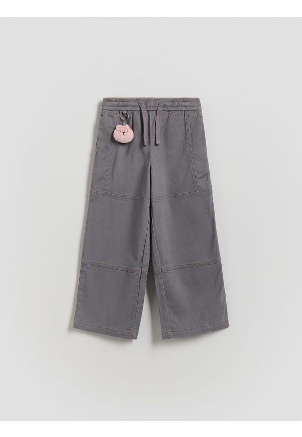 Reserved - Spodnie z breloczkiem - ciemnoszary. Kolor: szary. Materiał: bawełna, tkanina