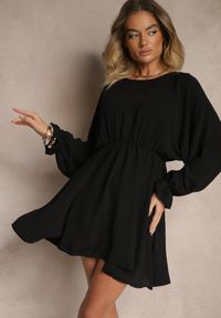 Renee - Czarna Rozkloszowana Sukienka z Gumką w Talii i przy Mankietach Tesunela. Okazja: na co dzień. Kolor: czarny. Styl: elegancki, casual