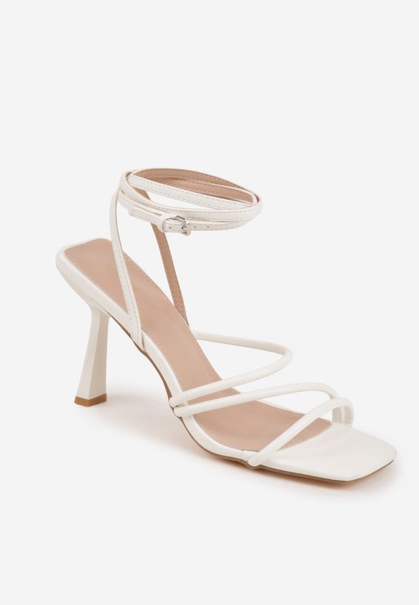 Renee - Białe Sandały na Klepsydrowej Szpilce Ozdobione Kwadratowym Noskiem Augurs. Okazja: na imprezę, na co dzień. Zapięcie: pasek. Kolor: biały. Materiał: satyna. Wzór: aplikacja. Obcas: na obcasie. Styl: casual. Wysokość obcasa: średni