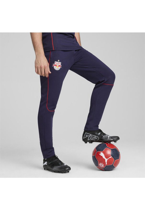 Puma - Męskie spodnie Casuals FC Red Bull Salzburg PUMA Navy Red Blue. Kolor: czerwony, niebieski, wielokolorowy. Materiał: dresówka, materiał. Sport: piłka nożna