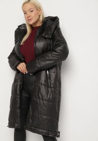 Born2be - Czarna Przejściowa Kurtka Pikowana z Kapturem i Suwakami po Bokach Fesunela. Okazja: na co dzień. Typ kołnierza: kaptur. Kolekcja: plus size. Kolor: czarny. Materiał: jeans. Sezon: jesień. Styl: klasyczny, casual
