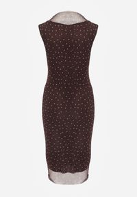 Renee - Brązowa Dopasowana Sukienka w Groszki z Dekoltem Łódką Jennirina. Typ kołnierza: dekolt w łódkę. Kolor: brązowy. Wzór: grochy. Typ sukienki: dopasowane. Styl: retro. Długość: mini #5