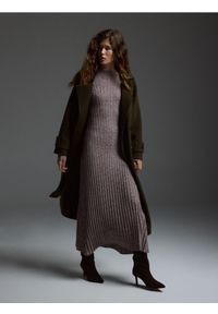 Reserved - Sukienka midi z lyocellem - brązowy. Kolor: brązowy. Materiał: dzianina. Długość: midi #1