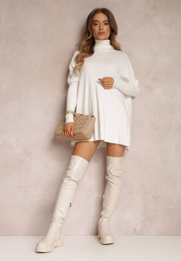 Renee - Biały Golf Dzianinowy z Długim Rękawem Halaian. Typ kołnierza: golf. Kolor: biały. Materiał: dzianina. Długość rękawa: długi rękaw. Długość: długie. Sezon: zima, jesień