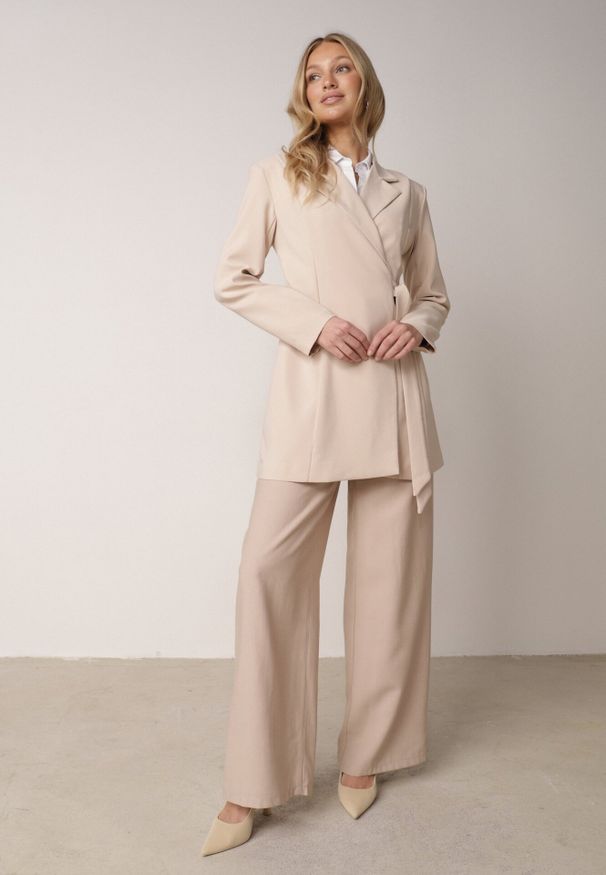 Born2be - Beżowa Kopertowa Sukienka o Kroju Marynarki z Wiązaniem w Talii Neritho. Okazja: na spotkanie biznesowe, do pracy. Kolor: beżowy. Materiał: poliester, elastan. Typ sukienki: kopertowe. Styl: biznesowy, elegancki, klasyczny