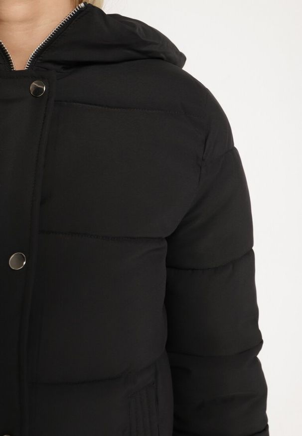 Born2be - Czarna Kurtka Pikowana z Nieodpinanym Kapturem i Suwakami na Dole Nornals. Kolor: czarny. Sezon: zima, jesień