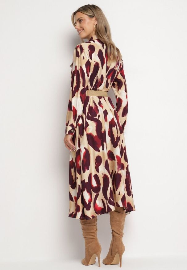 Born2be - Czerwono-Beżowa Koszulowa Sukienka Rozkloszowana w Abstrakcyjny Wzór z Plecionym Paskiem Miririda. Okazja: na co dzień. Typ kołnierza: dekolt w kształcie V. Kolor: czerwony. Materiał: wiskoza, jeans, materiał. Wzór: aplikacja. Typ sukienki: koszulowe. Styl: casual, elegancki