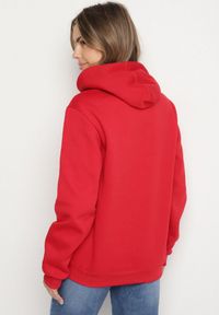 Born2be - Czerwona Bluza z Kapturem i Kangurkową Kieszenią Envila. Okazja: na co dzień. Typ kołnierza: kaptur. Kolor: czerwony. Materiał: jeans. Styl: casual, elegancki #5
