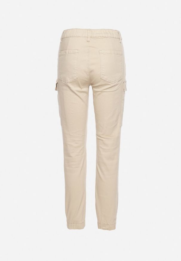 Born2be - Beżowe Bawełniane Joggery Jeansy z Gumką w Pasie i Kieszeniami z Klapami Nericella. Okazja: na co dzień. Kolor: beżowy. Styl: elegancki, casual