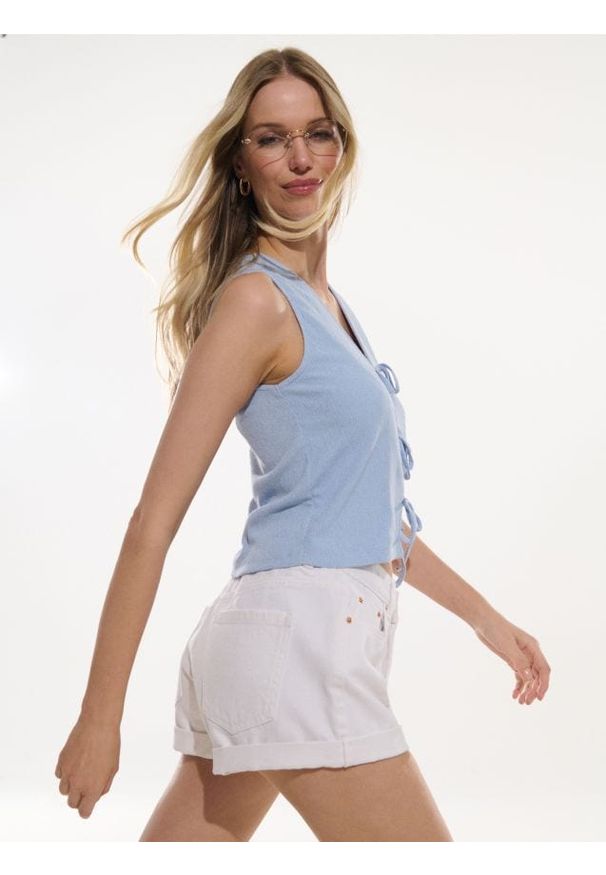 Sinsay - Szorty jeansowe mom high waist - kremowy. Stan: podwyższony. Kolor: kremowy. Materiał: jeans