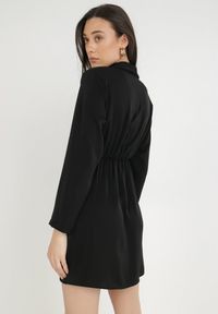 Born2be - Czarna Sukienka Tryphala. Typ kołnierza: dekolt w kształcie V. Kolor: czarny. Materiał: tkanina. Długość rękawa: długi rękaw. Wzór: aplikacja, gładki, jednolity. Typ sukienki: kopertowe. Styl: klasyczny. Długość: mini #3