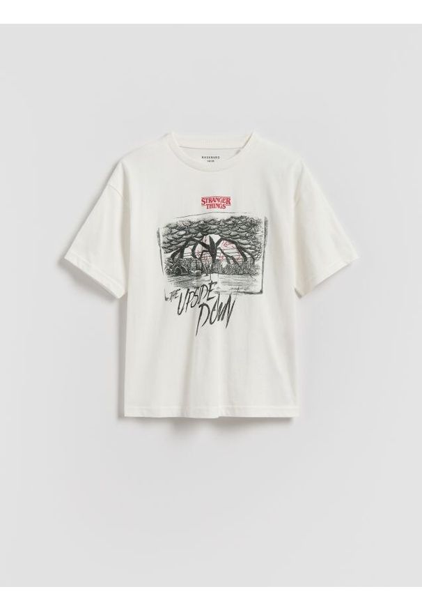 Reserved - T-shirt Stranger Things - złamana biel. Materiał: bawełna, dzianina
