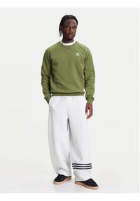 Adidas - adidas Bluza Trefoil Essentials JW3523 Zielony Regular Fit. Kolor: zielony. Materiał: bawełna
