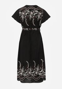 Born2be - Czarna Kopertowa Sukienka z Wiskozy Zdobiona Haftem i Wiązanym Paskiem Tasenea. Okazja: na co dzień. Kolekcja: plus size. Kolor: czarny. Materiał: wiskoza. Wzór: aplikacja, haft. Sezon: lato. Typ sukienki: kopertowe. Styl: elegancki, casual, boho #4