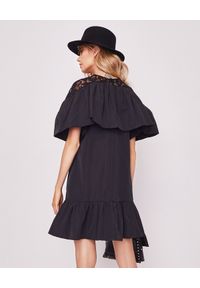 VALENTINO - Czarna sukienka babydoll. Kolor: czarny. Materiał: bawełna, koronka, wiskoza. Wzór: kwiaty, koronka. Typ sukienki: rozkloszowane, baskinki. Styl: klasyczny. Długość: mini #6