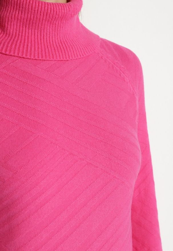Born2be - Fuksjowa Dzianinowa Sukienka o Pudełkowym Kroju z Golfem Sinelina. Okazja: na co dzień. Typ kołnierza: golf. Kolor: różowy. Materiał: dzianina. Typ sukienki: proste. Styl: wizytowy, klasyczny, elegancki, casual