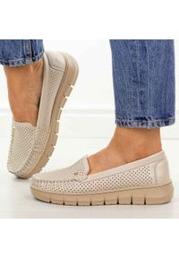 POTOCKI - Beżowe ażurowe skórzane mokasyny damskie Potocki 19426. Okazja: na co dzień, na spacer. Nosek buta: okrągły. Kolor: beżowy. Materiał: skóra. Szerokość cholewki: normalna. Wzór: ażurowy. Sezon: wiosna, lato, jesień. Styl: casual, klasyczny, elegancki #1