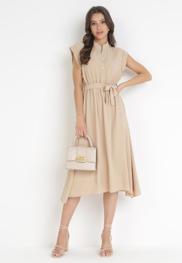 Born2be - Beżowa Midi Sukienka Zapinana na Guziki z Wiązanym Paskiem Alyssama. Kolor: beżowy. Materiał: materiał. Długość: midi