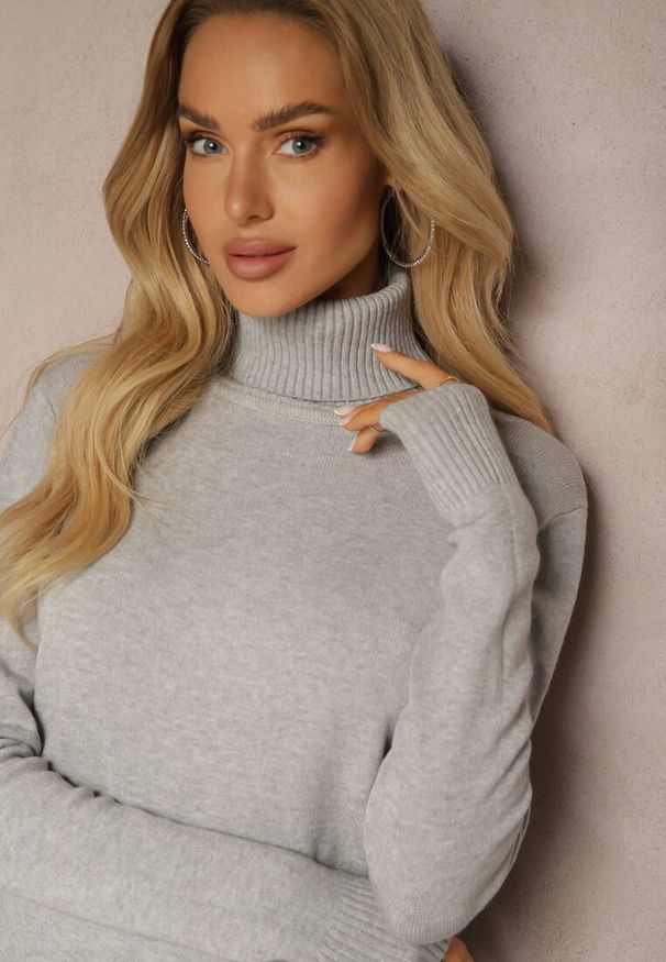 Renee - Szary Golf Sweter o Dopasowanym Kroju z Kaszmirem Zairith. Okazja: na co dzień, na spotkanie biznesowe, do pracy, na spacer. Typ kołnierza: golf. Kolor: szary. Materiał: kaszmir. Wzór: aplikacja. Styl: biznesowy, klasyczny, elegancki, casual