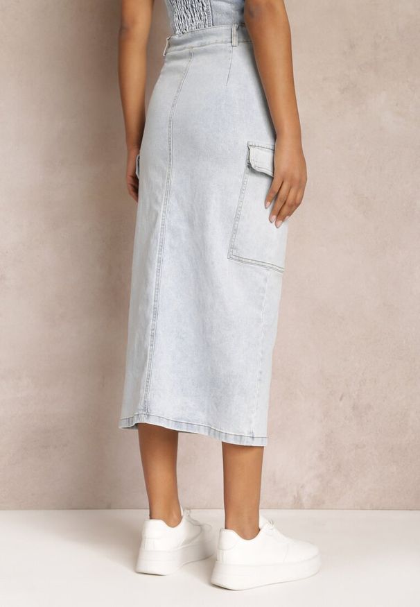 Renee - Jasnoniebieska Jeansowa Spódnica Midi o Fasonie Cargo z Rozcięciem Codie. Okazja: na co dzień. Stan: podwyższony. Kolor: niebieski. Materiał: jeans. Styl: elegancki, casual