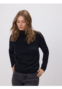 Reserved - Golf z wiskozą - czarny. Typ kołnierza: golf. Kolor: czarny. Materiał: wiskoza #1