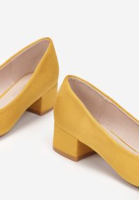 Born2be - Żółte Czółenka Blakeli. Nosek buta: okrągły. Zapięcie: bez zapięcia. Kolor: żółty. Szerokość cholewki: normalna. Wzór: jednolity. Materiał: jeans, zamsz. Obcas: na obcasie. Styl: klasyczny. Wysokość obcasa: średni #4