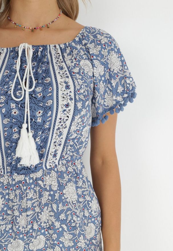 Born2be - Niebieski Kombinezon Hesonia. Kolor: niebieski. Długość rękawa: krótki rękaw. Długość: krótkie. Wzór: kwiaty, ażurowy, aplikacja. Styl: boho, wakacyjny